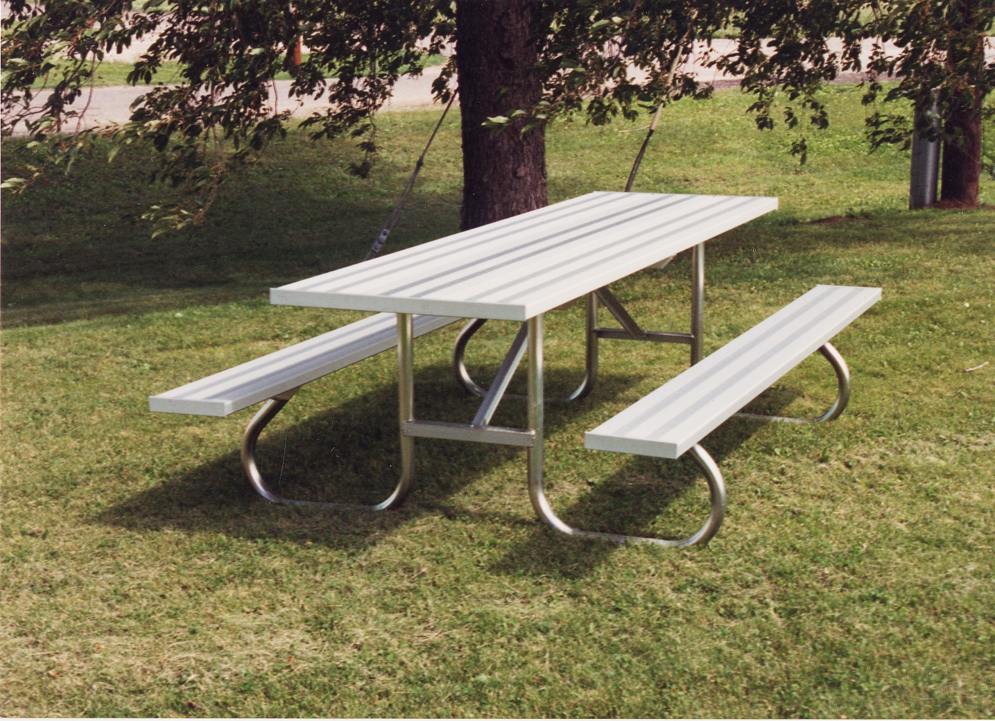 Picnic Tables | American Aluminum Seating Inc.